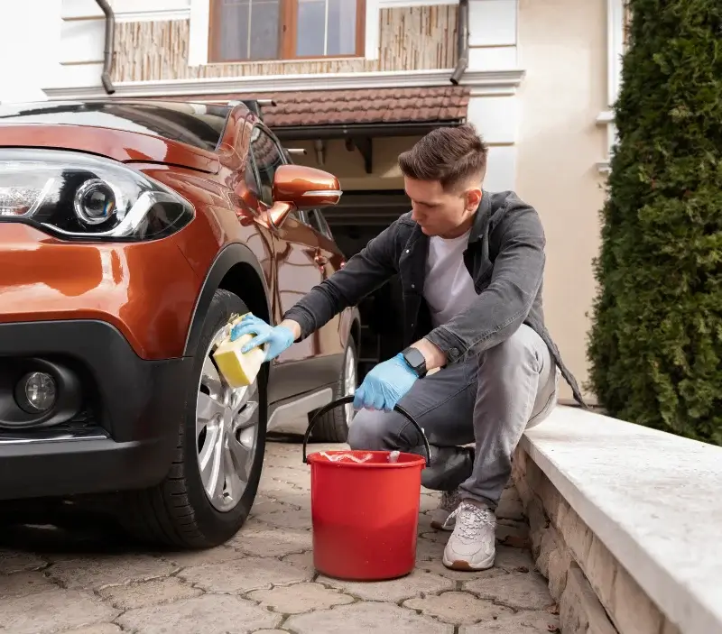 Lavage auto à domicile Saint-Jean-de-Rives : professionnel intervenant sur un véhicule